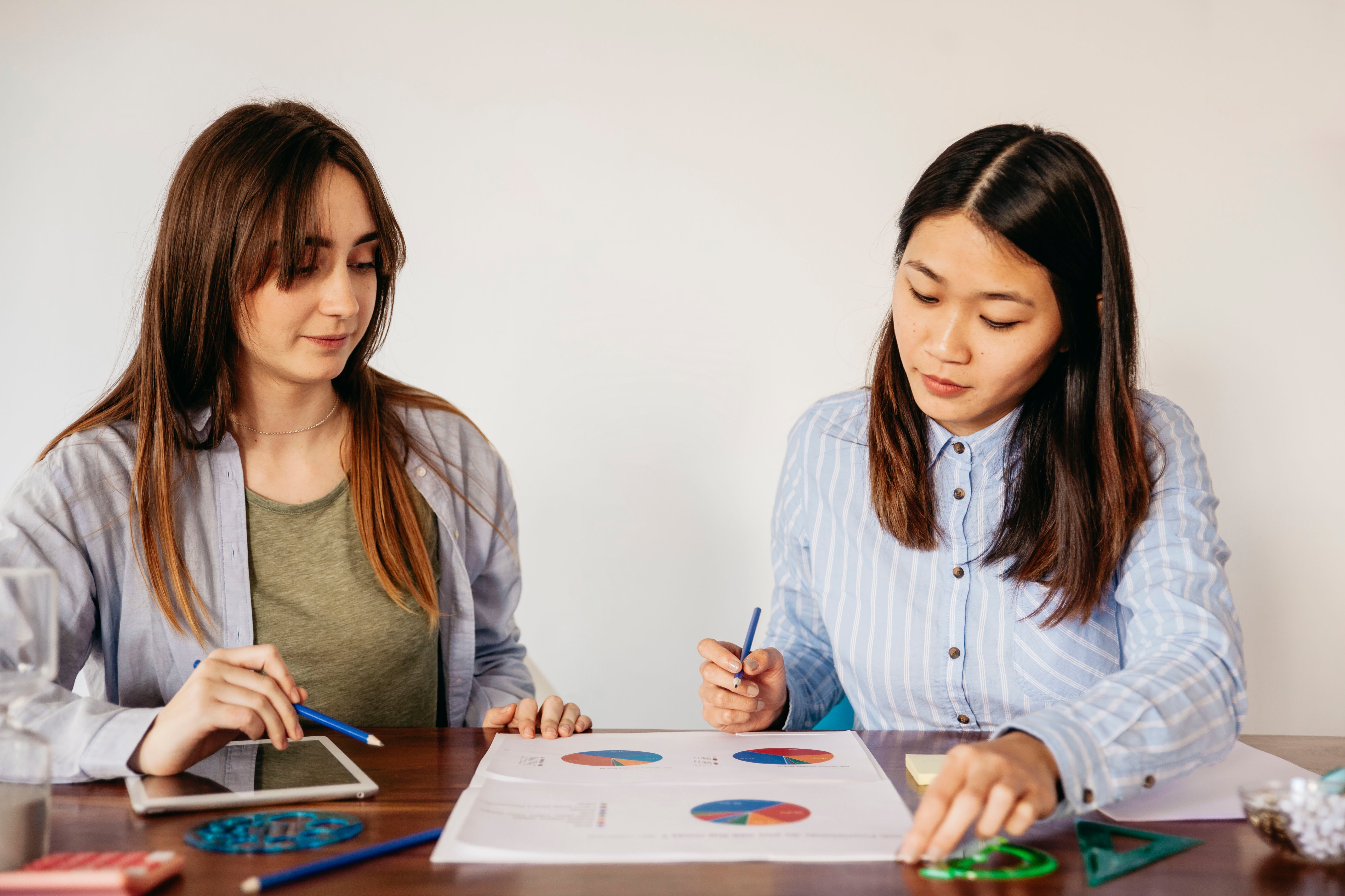 girls-researching-charts-table